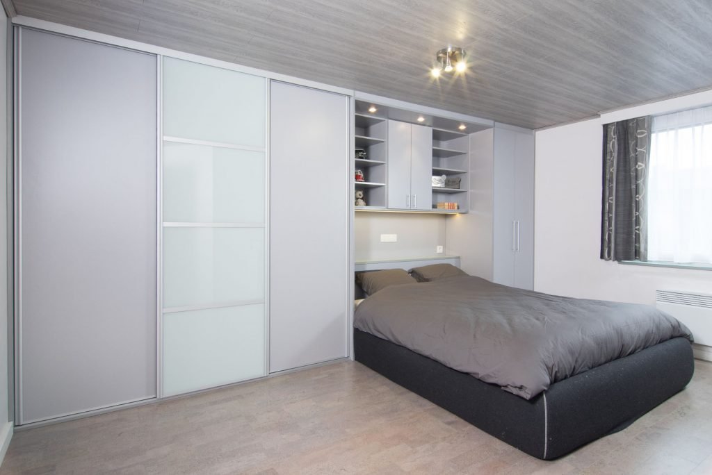 Moderne badkamerrenovatie met tegels en armaturen.